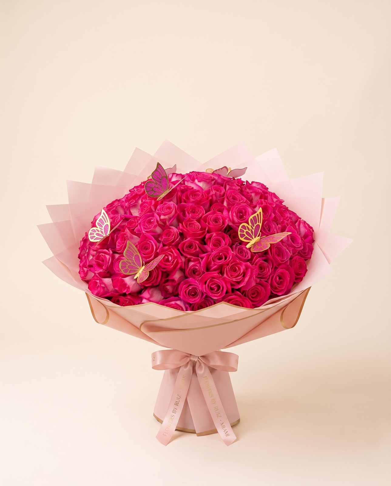 100 rosas rosa fucsia — vista frontal de estudio