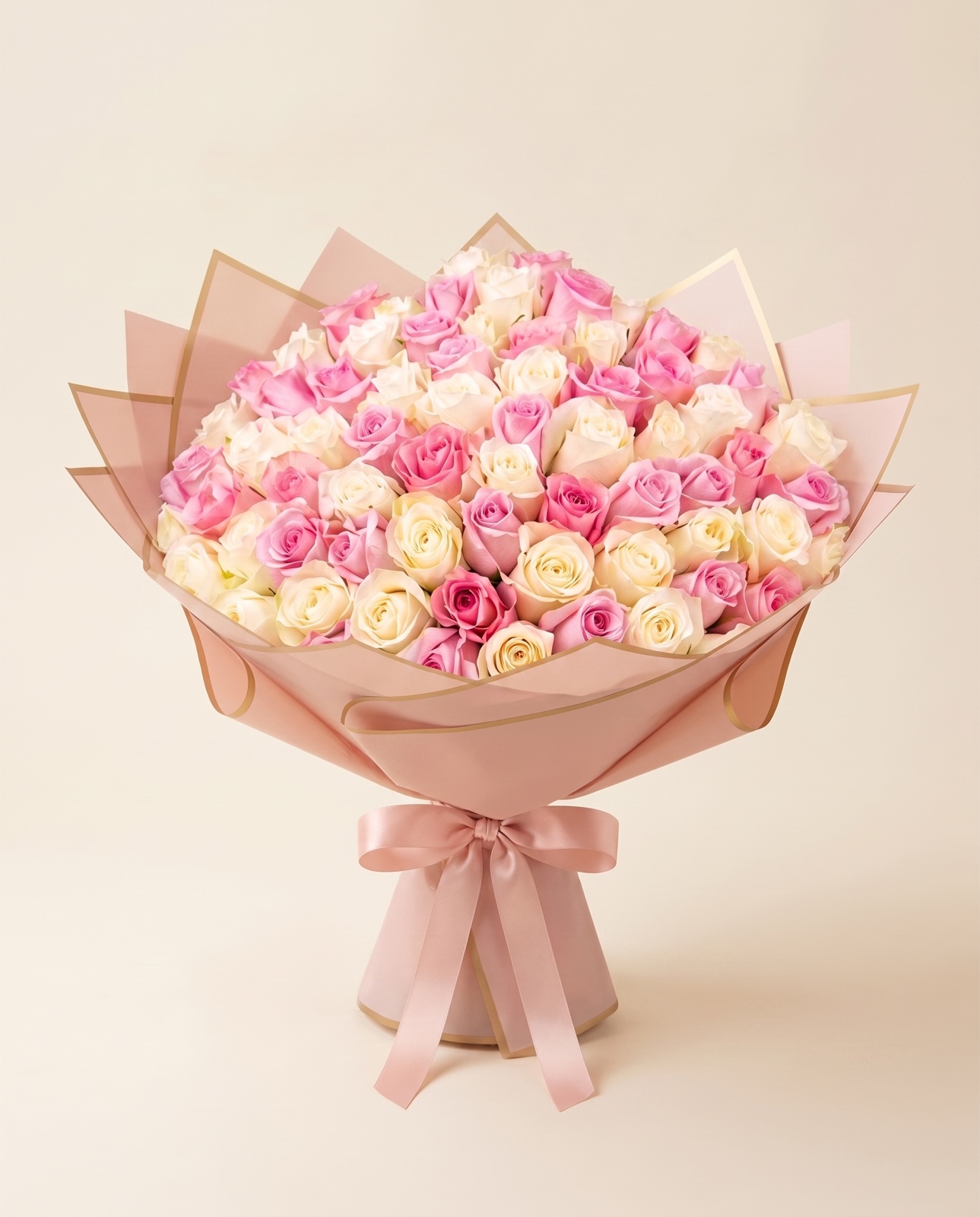 100 rosas rosa claro y blancas — vista frontal de estudio