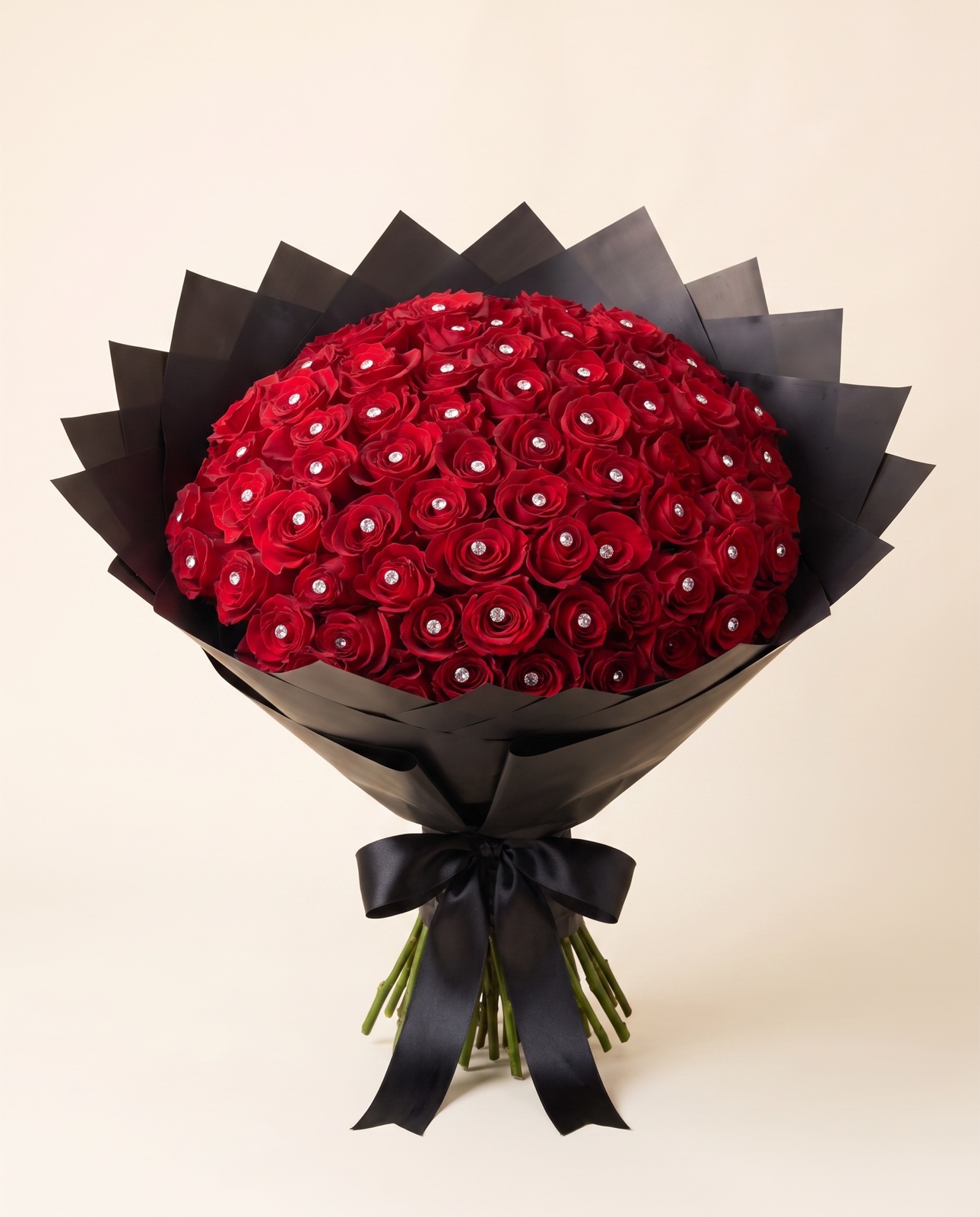 100 rosas rojas con diamantes — vista frontal de estudio