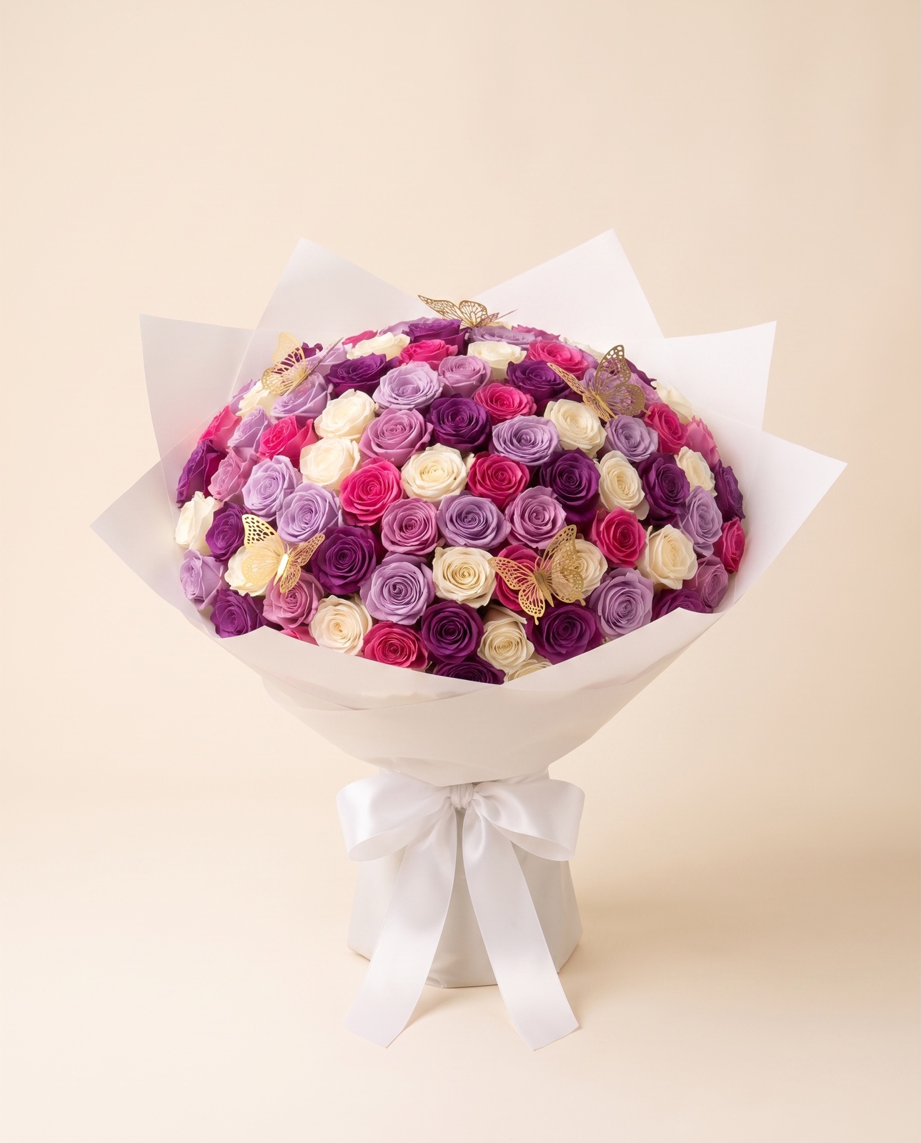 125 rosas moradas, rosas y blancas — vista frontal de estudio