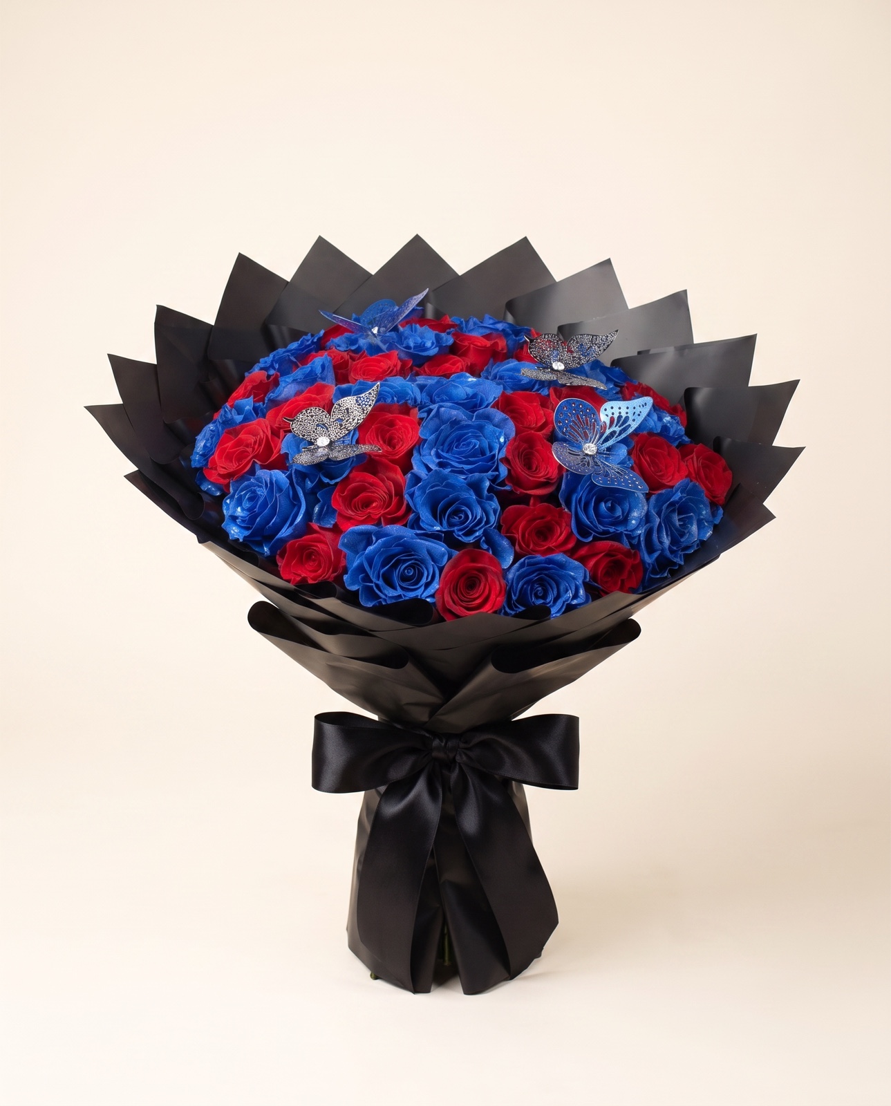 50 rosas azules y rojas — vista frontal de estudio