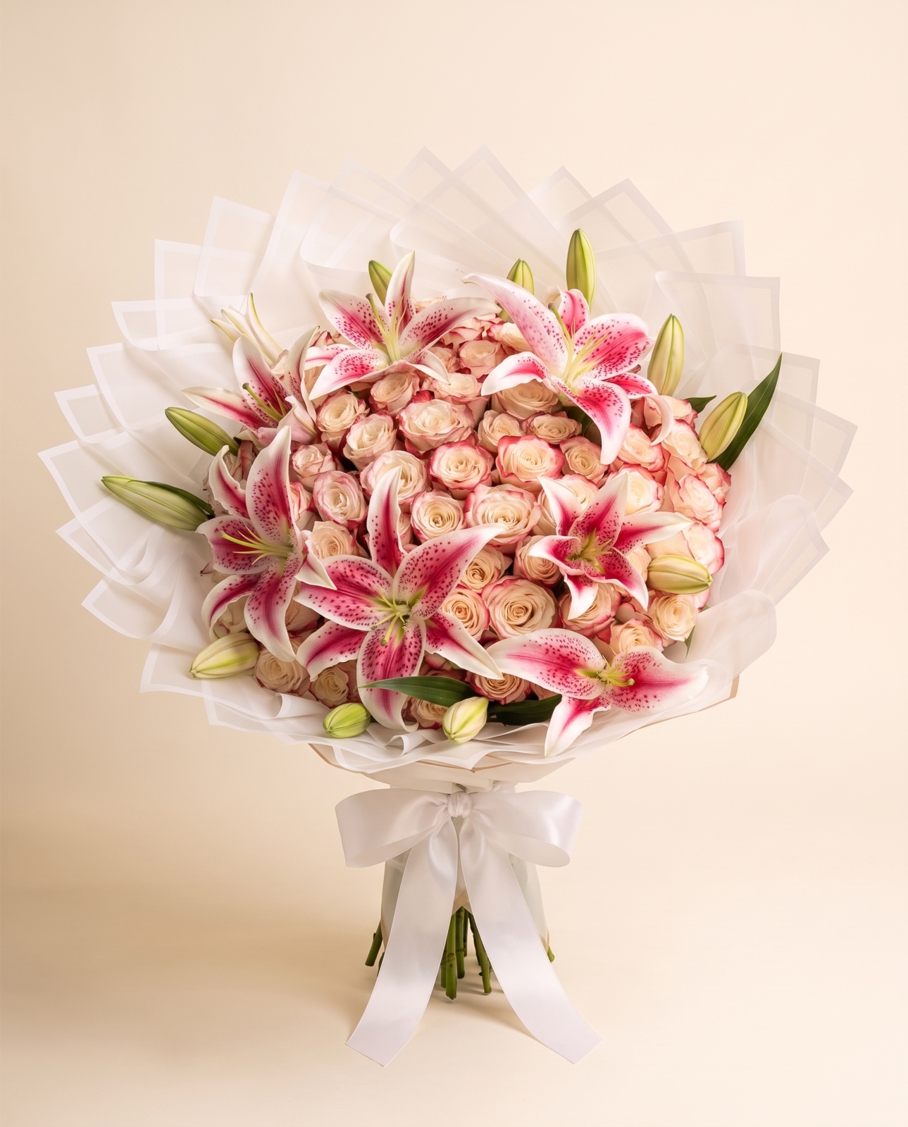 75 rosas con lirios — vista frontal de estudio